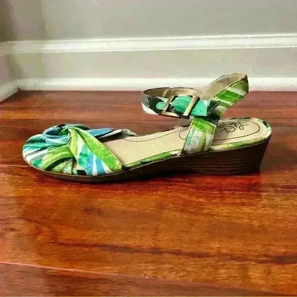 Life Stride Soft Systems Women Size 9.5 Tropical Leaf Sandals Green Blue Buckle - Picture 3 of 6